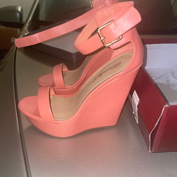 Peach Wedge size 8 woman’s - Picture 2 of 2